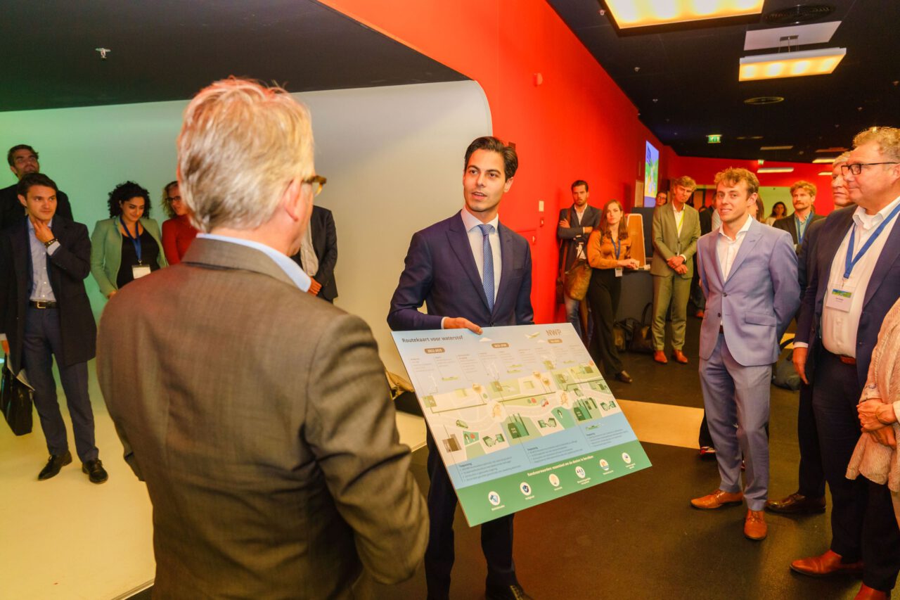 Minister Jetten ontvangt routekaart naar versnelde inzet waterstof