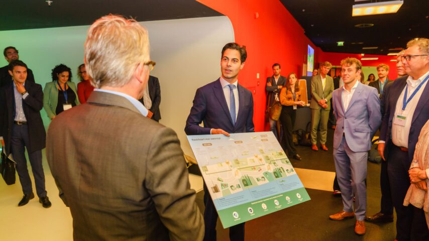 Minister Jetten ontvangt routekaart naar versnelde inzet waterstof