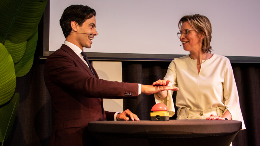 Lancering Branchevereniging NLHydrogen met Rob Jetten en Alice Krekt. Druk op de knop.
